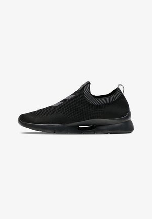 Črne slip-on superge z mrežasto zgornjšo plastjo, z teksturiranim vzorcem in oblazinjenim ovratnikom. Imajo lahkoten, fleksibilen podplat z rahlim petnim delom.
