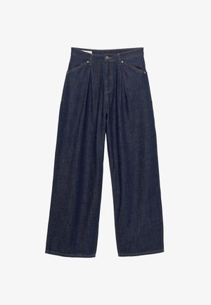 Pantalons en denim bleu foncé à jambes larges avec plis, poches avant et fermeture à bouton. Le tissu a une texture lisse et présente peu de détails de coutures.