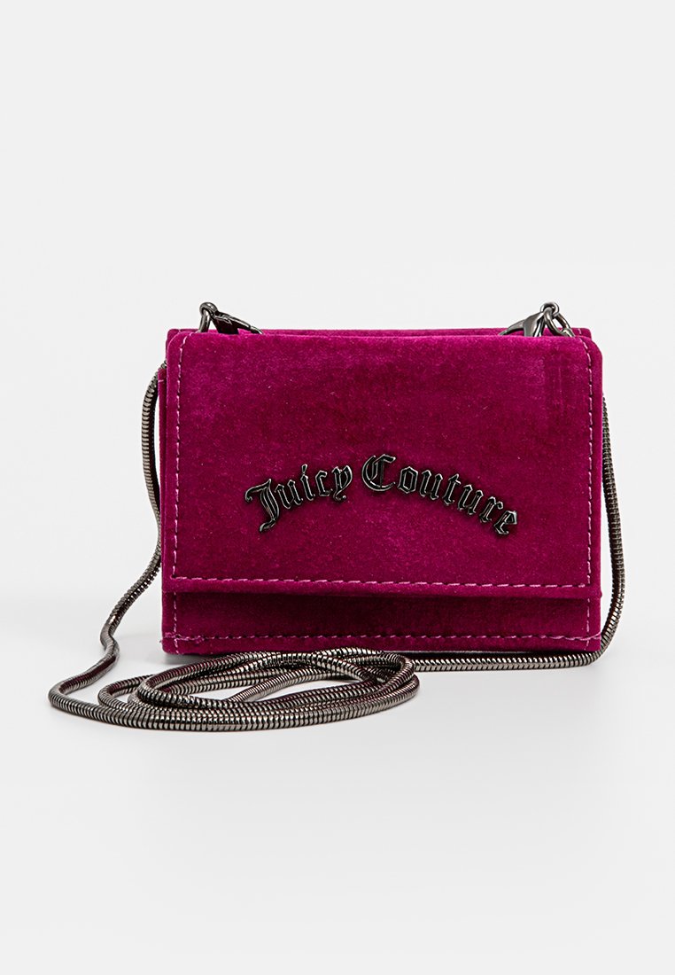 Sac bandoulière en velours fuchsia avec un rabat, une chaîne argentée et le logo "Juicy Couture" embossé à l'avant.