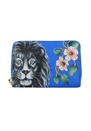 Blauwe portemonnee met zwart leeuwengezicht aan de linkerkant en roze bloemen met groene bladeren aan de rechterkant, gouden rits aan de linkerkant.