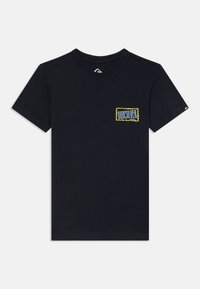 Svart bomull T-skjorte med korte ermer som har en rektangulær blå og gul Quiksilver-logo på venstre bryst.