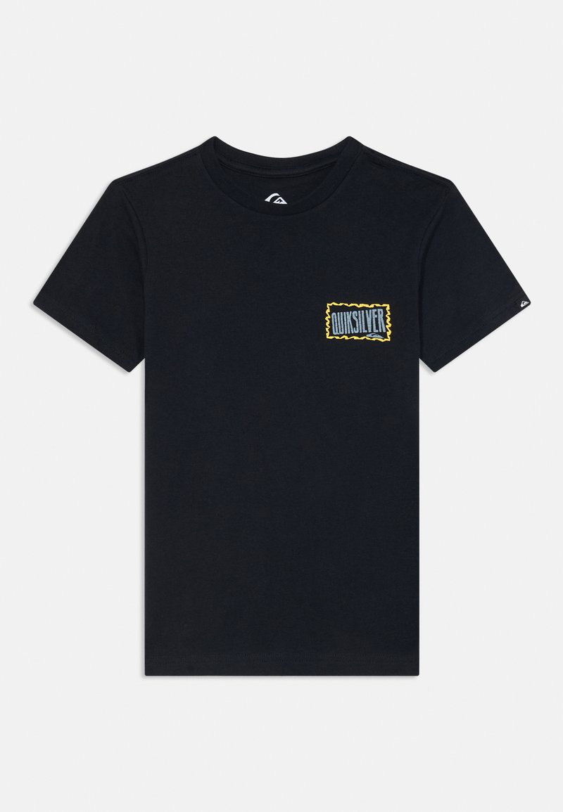 Svart bomull T-skjorte med korte ermer som har en rektangulær blå og gul Quiksilver-logo på venstre bryst.