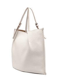 Borsa tote in pelle bianca con finitura testurizzata, due lunghe cinghie piatte e apertura superiore. Presenta un design minimalista e un ampio interno.