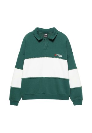 Hanorac colorat în verde și alb, cu guler, având o margine brută și un logo brodat "STWD" în roșu. Textură moale a țesăturii.