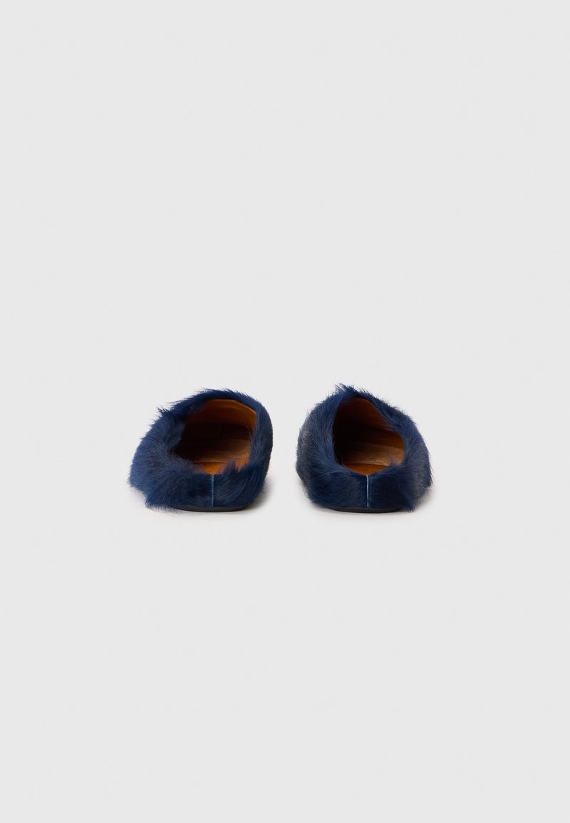 Faux-Fur-Navy-Pantoffeln mit offener Rückseite und flachen Sohlen, ausgestattet mit einem glatten Innenraum und weicher Textur.