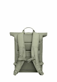 Zielony plecak typu roll-top wykonany z trwałego materiału, z wyściełanymi ramiączkami, siateczkową panelą tylną i uchwytem u góry do łatwego przenoszenia.