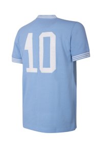 Camiseta de manga corta color azul claro con detalles de rayas blancas y un gran número 10 blanco en la espalda. Tejido suave, diseño clásico de cuello.