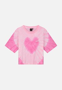 Roze tie-dye crop top met een hartpatroon in het midden. Korte mouwen, ronde hals en een logo-detail in het wit. Zachte stofstructuur.