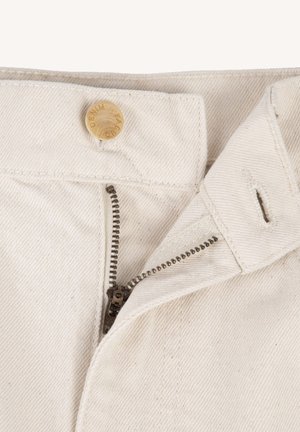 Off-White Denim-Jeans mit einem teilweise geöffneten Metallreißverschluss und einem hölzernen Knopf mit der Aufschrift "Denim".