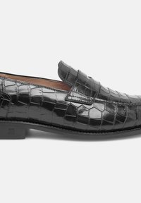 Schwarze Lederloafer mit Krokodilprägung, ausgestattet mit einer gestickten Detail und einem niedrigen Absatz. Glatte, glänzende Oberfläche mit einem Slipper-Design.