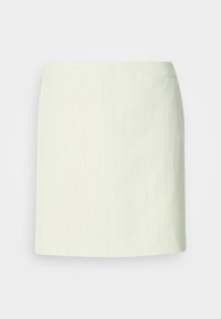 Ελεφαντόδοντο, φούστα μολύβι μέχρι το γόνατο με διακριτικές κάθετες ρίγες και εφαρμοστή ζώνη στη μέση.