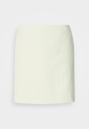 Slonovinová ceruzková sukňa do kolien s jemnými vertikálnymi pásmi a priliehavým pásom.