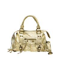 Sac à main métallique doré avec deux poignées supérieures, une sangle réglable, une poche zippée, des accents cloutés et une surface texturée. Design compact et structuré.