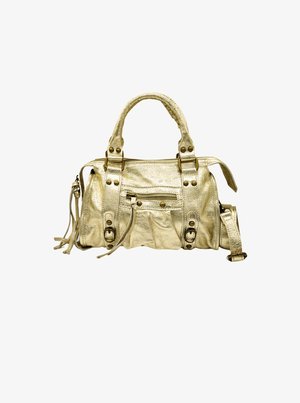 Sac à main métallique doré avec deux poignées supérieures, une sangle réglable, une poche zippée, des accents cloutés et une surface texturée. Design compact et structuré.