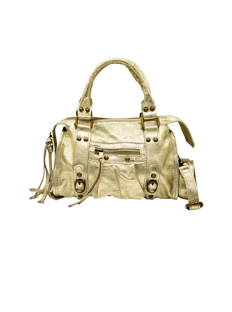 Sac à main métallique doré avec deux poignées supérieures, une sangle réglable, une poche zippée, des accents cloutés et une surface texturée. Design compact et structuré.