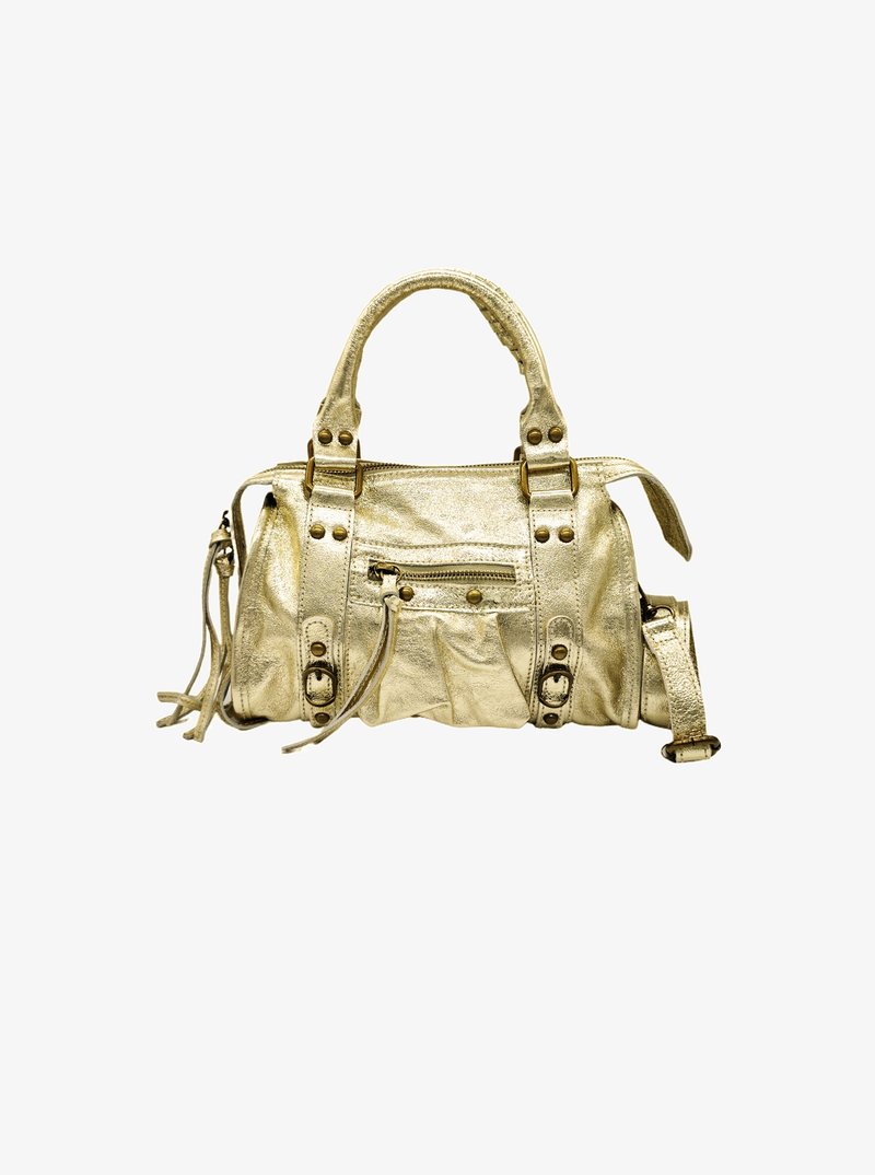Sac à main métallique doré avec deux poignées supérieures, une sangle réglable, une poche zippée, des accents cloutés et une surface texturée. Design compact et structuré.