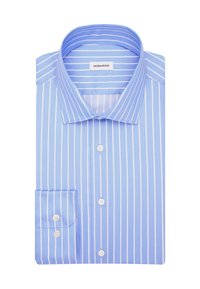 Camicia da uomo azzurro chiaro con strisce verticali bianche, chiusura frontale a bottoni e polsi piegati, etichetta del marchio visibile all'interno del colletto.
