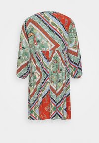 Robe multicolore présentant un motif paisley et géométrique. Fabriquée en tissu léger avec des manches trois-quarts et une taille élastique.