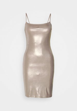 Robe bodycon métallisée en taupe avec de fines bretelles réglables, une texture lisse et une longueur mi-thigh, arborant un logo en relief subtil sur la poitrine.