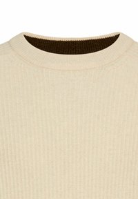Ecrufarbener, gerippter Strickpullover mit Rundhalsausschnitt und kontrastierendem, dunkelbraunem Innenkragen.