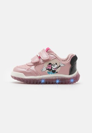 Sapatilha rosa com duas tiras de velcro, apresentando um gráfico de personagem de cartoon, detalhe preto no calcanhar e uma sola translúcida que ilumina.