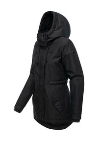 Czarna parka z kapturem, z sznurkiem ściągającym, bocznymi kieszeniami i ściągaczami przy mankietach. Wykonana z gładkiego syntetycznego materiału z miękką podszewką.