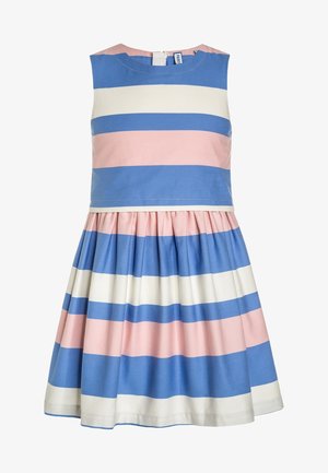 Robe sans manches avec de larges rayures horizontales en bleu, rose et blanc, dotée d'un corsage ajusté et d'une jupe plissée.