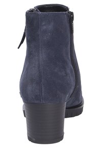 Granatowy zamszowy botek za kostkę z zamkiem po boku, zaokrąglonym noskiem i teksturowanym czarnym obcasem. Gładka powierzchnia z niskim, blokowym obcasem.