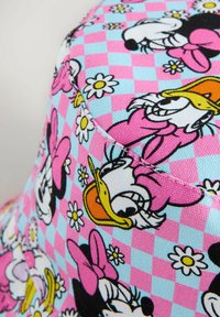 Chapeau seau en tissu de coton coloré avec un motif à carreaux rose et bleu, agrémenté de fleurs marguerite et de personnages en dessins animés.