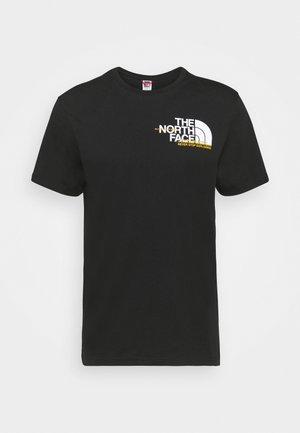 Schwarzes Baumwoll-T-Shirt mit einem Grafikdruck auf der Vorderseite, der das "The North Face"-Logo in Weiß und Gelb zeigt. Rundhalsausschnitt und kurze Ärmel.