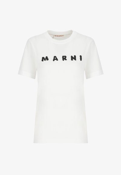 T-shirt bianca in cotone con collo a giro e maniche corte, con il nome del marchio "MARNI" stampato in un carattere nero testurizzato sul petto.
