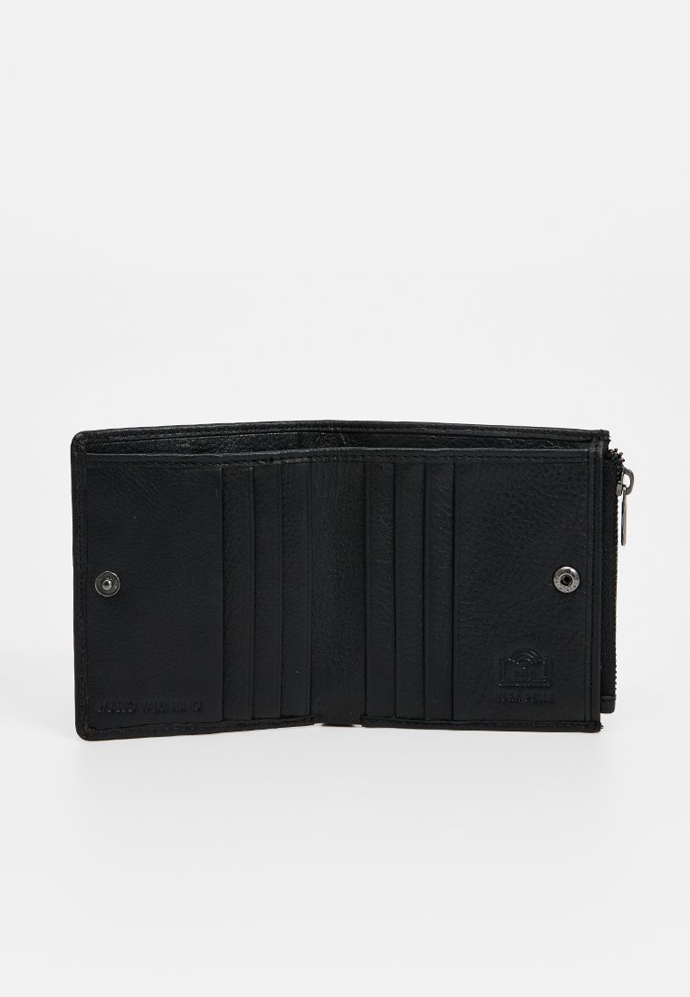 Portefeuille en cuir noir avec une finition texturée, doté de plusieurs emplacements pour cartes, d'un compartiment zippé et d'une fermeture à pression. Design compact et rectangulaire.