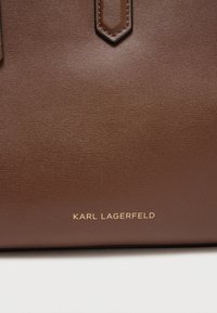 KARL LAGERFELD AUTOGRAPH PADLOCK - Kézitáska - dark friar brown