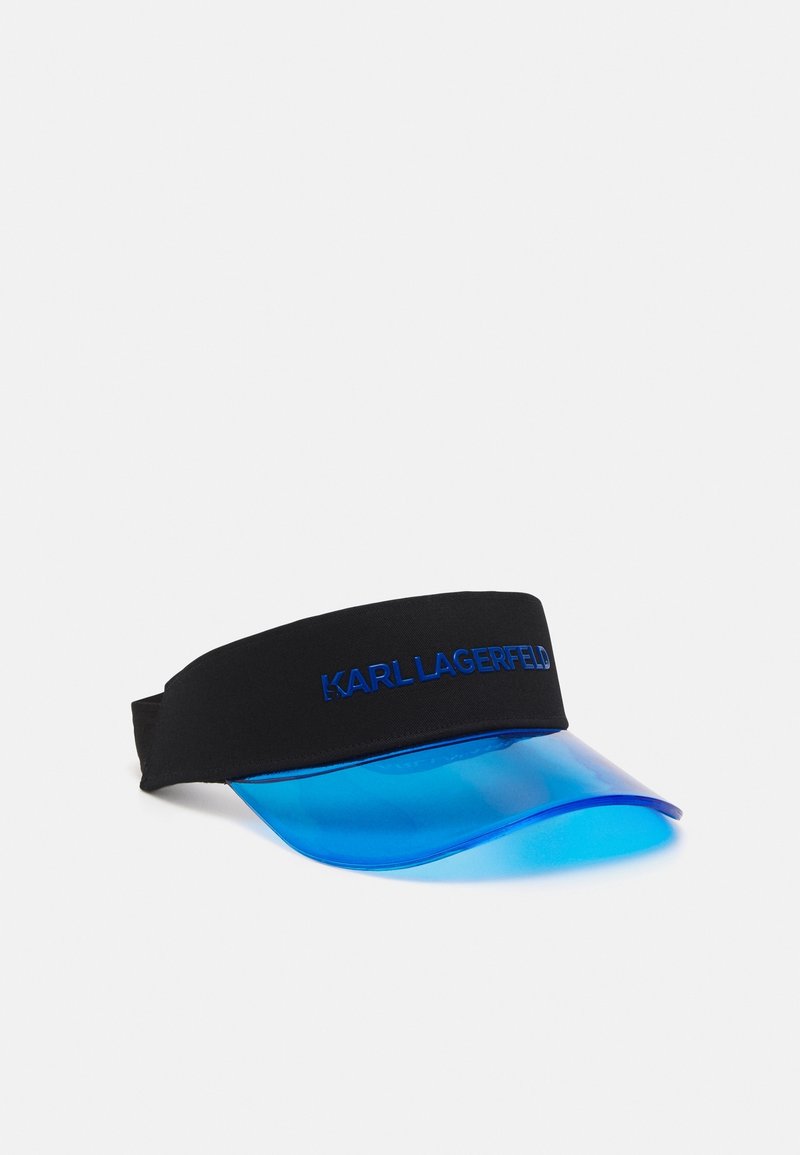Casquette visière en tissu noir avec une visière incurvée translucide bleue et "KARL LAGERFELD" brodé en bleu sur le devant.