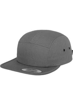 Siva snapback kapa s ravnim vizirjem, izrađena od teksturirane tkanine. Ima lagano zaobljen vrh i remen za podešavanje veličine straga.