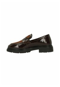 Mocassin en cuir verni marron avec un bout arrondi, un design texturé sur le dessus et une semelle en caoutchouc noir épaisse. Idéal pour des occasions formelles.