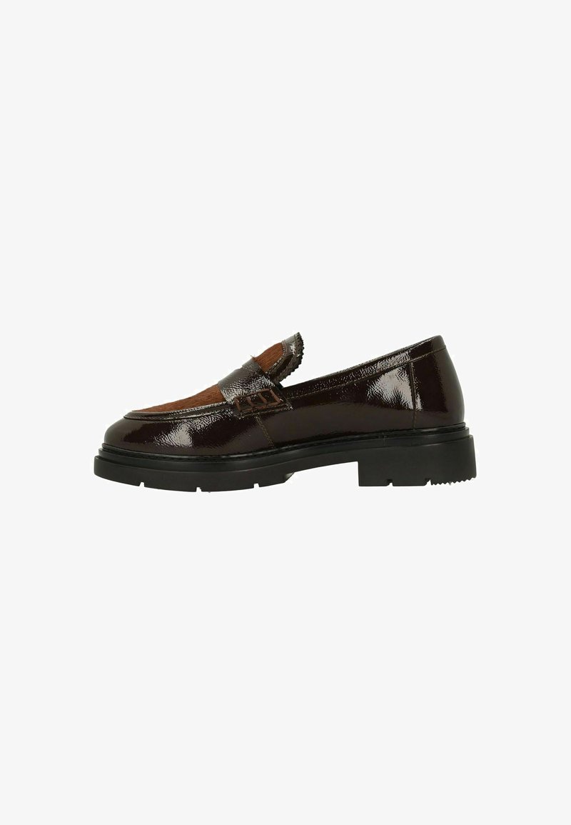 Mocassin en cuir verni marron avec un bout arrondi, un design texturé sur le dessus et une semelle en caoutchouc noir épaisse. Idéal pour des occasions formelles.