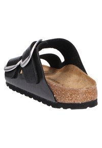 Sandal nera in pelle con soletta in sughero, cinturino regolabile con hardware in argento e suola testurizzata per una buona aderenza.