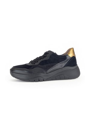 Schwarze Wildleder-Sneaker mit einer strukturierten schwarzen Gummisohle, die mit einem metallischen goldenen Akzent an der Ferse und schwarzen Schnürsenkeln versehen ist.
