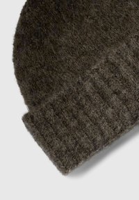 Gorro de lana oscura con una textura suave, que presenta un detalle de puño acanalado y una corona redondeada. El color es un marrón grisáceo apagado.