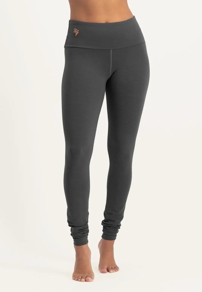 Graue Leggings mit einem breiten, umklappbaren Taillenbund. Hergestellt aus glattem, dehnbarem Stoff. Verfügt über subtile Nähdetails und ein Logo am Taillenbund.