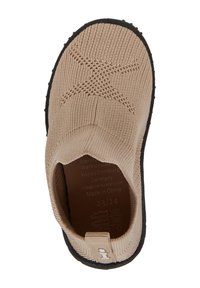 Beige Strickschuh zum Hineinschlüpfen mit strukturierter Oberseite und schwarzer Gummisohle. Verfügt über eine runde Zehenpartie und dezente Nähedetails.