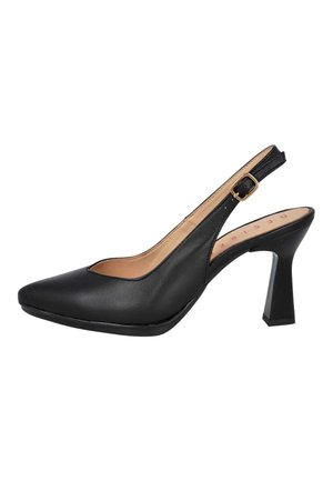 Zapato de tacón alto slingback de cuero negro con punta afilada y correa con hebilla dorada ajustable.