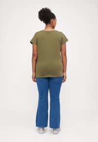 ONLY Carmakoma CARLULA O NECK RHINESTONE - Apdrukāts T-krekls - winter moss