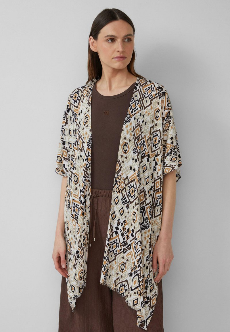 Lichtgewicht, gedessineerde kimono in roomkleur, bruin en zwart, met geometrische prints, korte mouwen en een gedrapeerde open voorkant.