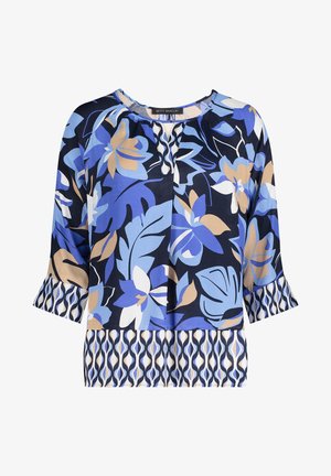 Niebieska kwiatowa bluzka z rękawami o długości do łokcia, okrągłym dekoltem i wzorzystą obwódką. Wykonana z lekkiego materiału o żywych kolorach: niebieskim, beżowym i białym.