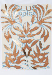 Der cremefarbene Stoff zeigt ein tropisches Design in metallic bronze mit blauen Umrissen, das Blattformen und übereinanderliegende Texturen präsentiert.