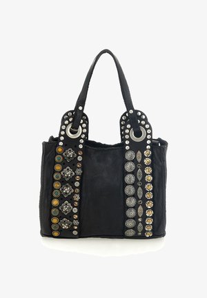 Borsa a mano in pelle nera con borchie metalliche decorative e decorazioni circolari sui lati. Presenta manici robusti e una forma strutturata.