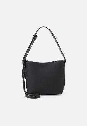 Sac à bandoulière en cuir noir avec sangle réglable et fermeture éclair, design simple et épuré, sur un fond clair uni.