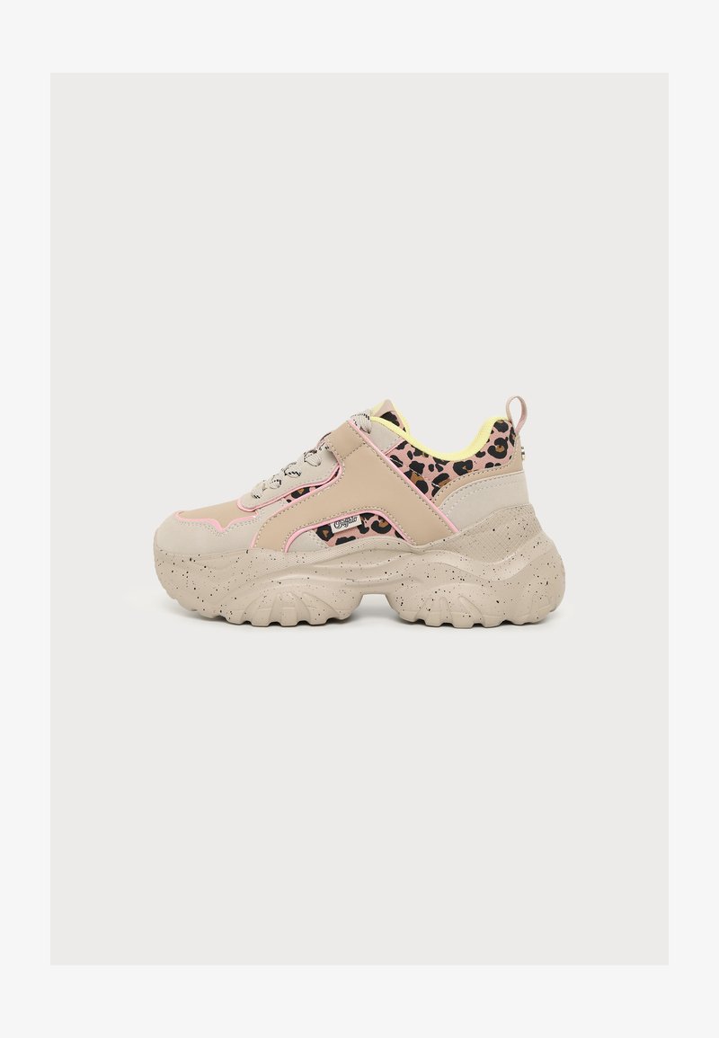 Baskets beiges épaisses avec des accents roses, détails imprimé léopard, semelle épaisse tachetée et laçage à l'avant sur fond blanc.